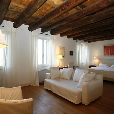 Relais Corte Guastalla 컨트리하우스 *